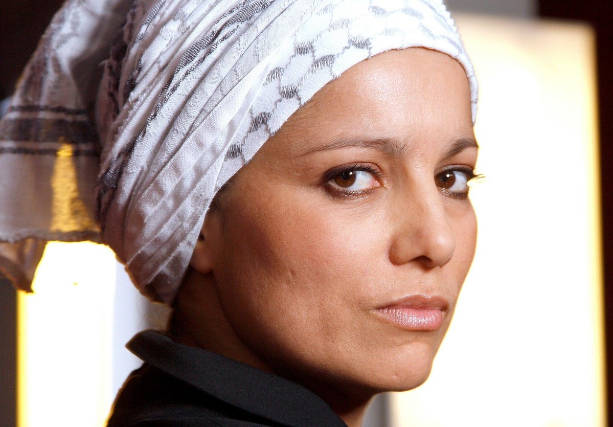 SurmulotsNews's tweet image. 🔴 Iran : Houria Bouteldja dénonce la position "problématique" de LFI et accuse Mathilde Panot de trahir la logique décoloniale, en refusant d'appliquer à l'Iran "la même grille de lecture que pour le Venezuela".

Bouteldja dénonce l'usage du terme "régime des mollahs" qu’elle…