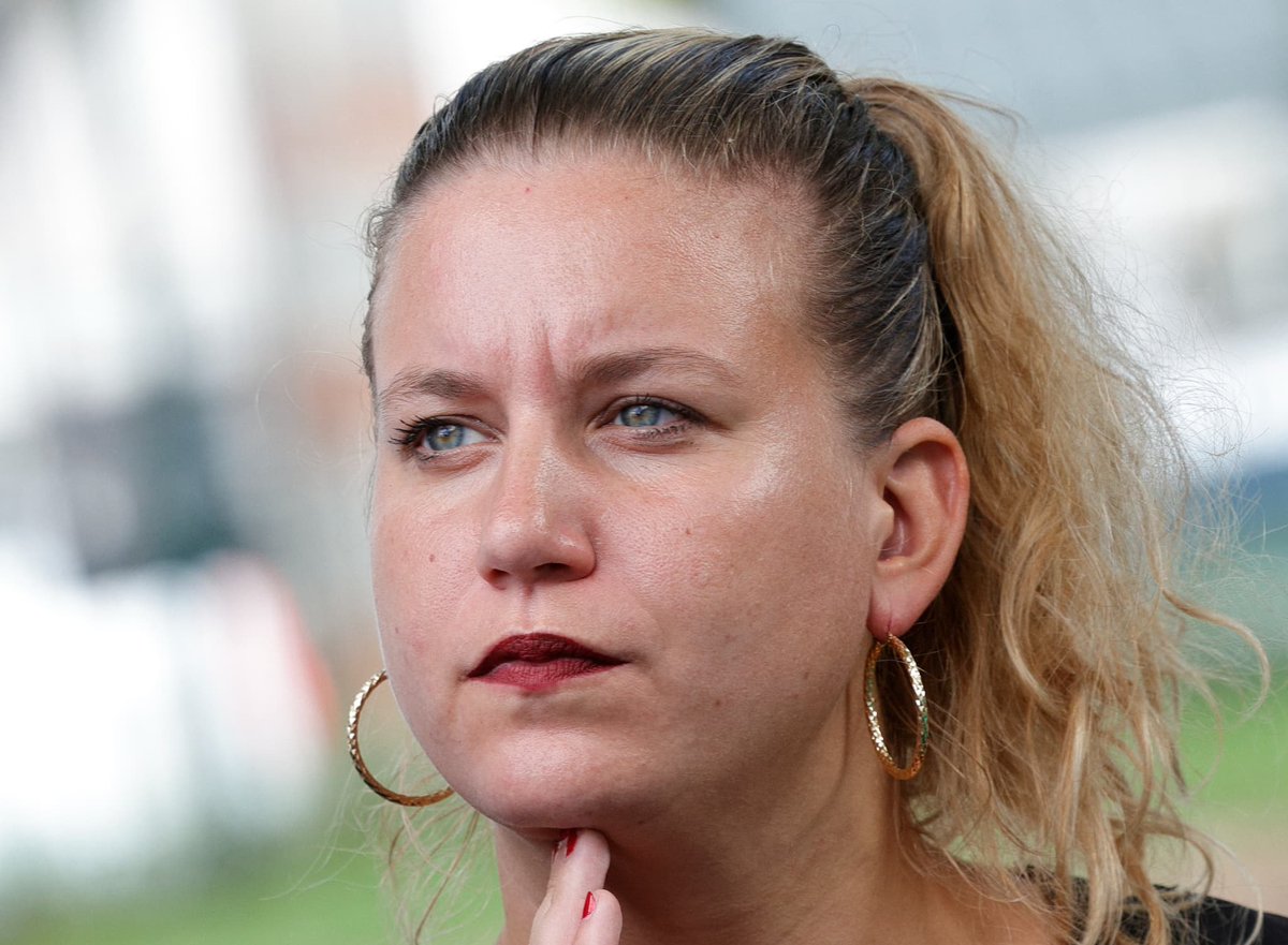 SurmulotsNews's tweet image. 🔴 Iran : Houria Bouteldja dénonce la position "problématique" de LFI et accuse Mathilde Panot de trahir la logique décoloniale, en refusant d'appliquer à l'Iran "la même grille de lecture que pour le Venezuela".

Bouteldja dénonce l'usage du terme "régime des mollahs" qu’elle…