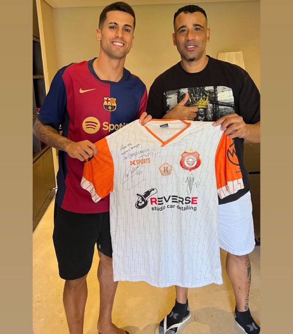 BarcaUniversal's tweet image. João Cancelo: "Wearing the Barça shirt after I left? It wasn't provocation. I wear them in my neighborhood too. I’m a fan. When I’m away, I watch all the games."