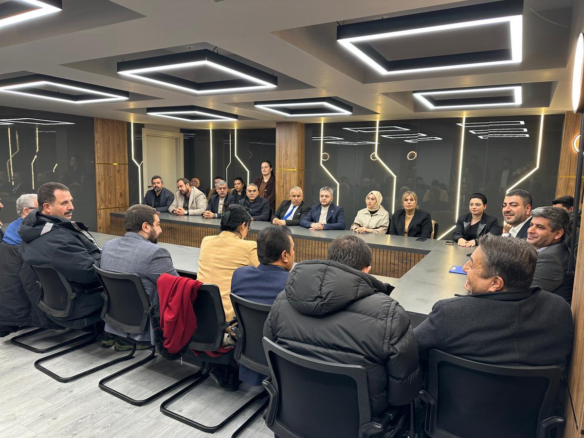 Başkanımız Sn. Av. Orhan Çelik’in başkanlığında; İl Başkan Yardımcımız Murat Yetkin Varan ve İlçe Koordinatörümüz Ali Demir’in katılımlarıyla AK Parti Karaköprü İlçe Teşkilatı Ocak Ayı Danışma Meclisi Toplantısını gerçekleştirdik.
Üç kademe teşkilatımızın yoğun katılımıyla,