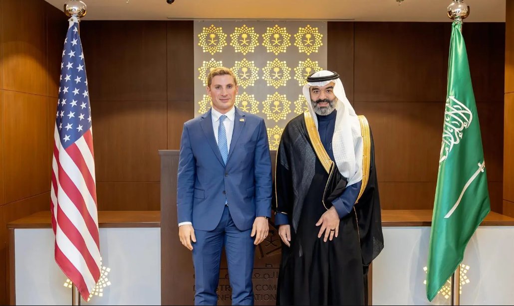 صور.. وزير الاتصالات وتقنية المعلومات م. عبدالله السواحه يعقد اجتماعًا مع وكيل وزارة الخارجية الأمريكية لتعزيز الشراكة في الذكاء الاصطناعي والاقتصاد الرقمي. 