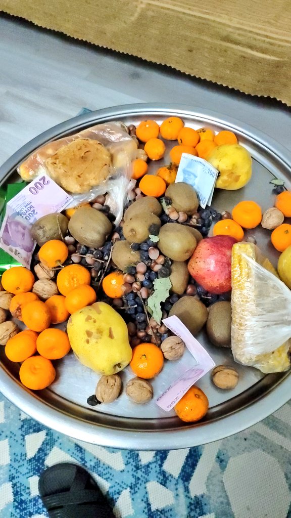 Köy yılbaşını kutladık 
Komşulara torba attık 
Bu yılki ganimet pek iyi değildi 
#Kalandar (xalağani)