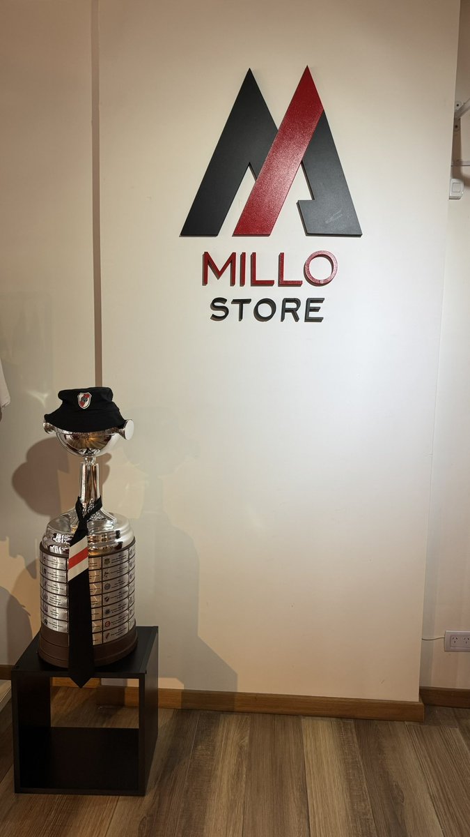 De haberlo sabido antes, 80 hs tardé en hacerle el nudo a la corbata de Labruna 😂😂😂😂