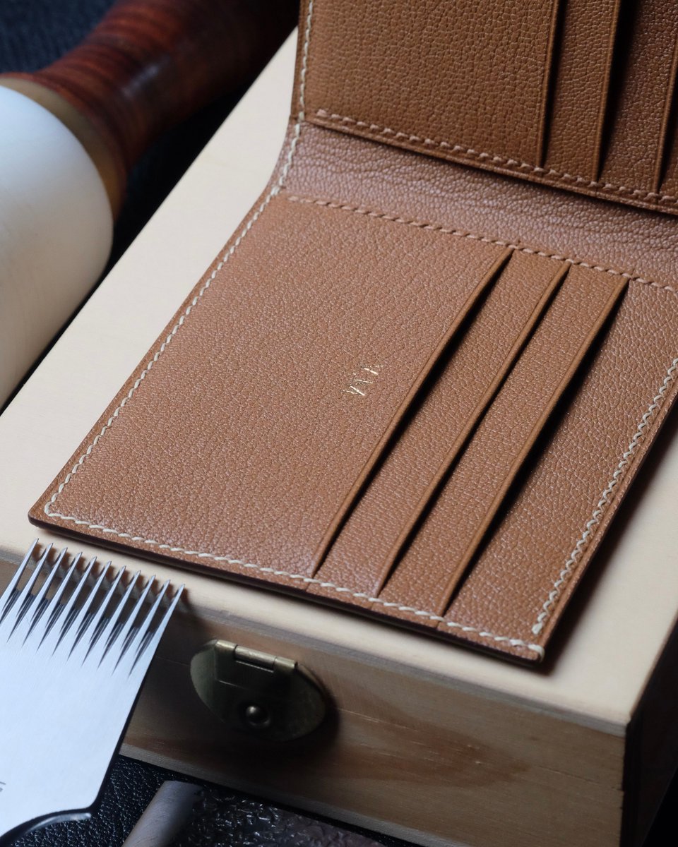 AtelierDecoster's tweet image. Portefeuille 30 en chèvre chocolat, intérieur chèvre gold, fil cream, peinture des bords brun foncé et initiales à l’or #atelierdecoster #decoster #artisan #handmade #handstiched #handmadeinbelgium #madeinbelgium #handmadewallet #bespokewallet #customwallet #handmadeleatherwallet