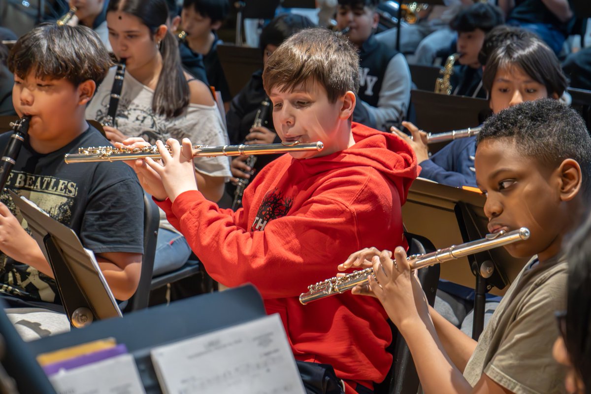 ccsdschools's tweet image. #ClarkstownCSD's 2025-26 winter concert series continues tonight! Performances will begin at 6:30pm in FFMS’s auditorium. Here's a sneak peek at rehearsals featuring our eighth grade band and orchestra fine-tuning their instruments. #ClarkstownCommitment #Motivated