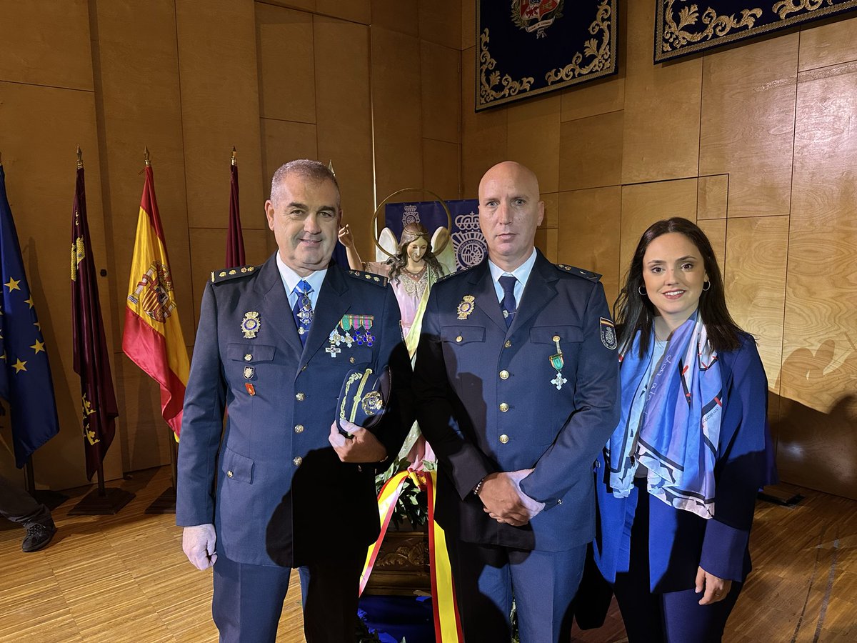 Hoy he asistido a la Entrega de Condecoraciones al Mérito Policial y Diplomas, que se ha celebrado por el Aniversario de la Fundación de la Policía Española.  

🎖️Enhorabuena a todos los condecorados, en especial a Cesar Augusto Ruiz, Policía Nacional de la Comisaría de Lorca