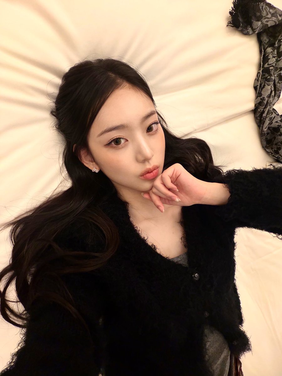 Ljeesol's tweet photo. Sending a good night selfies as i treat this platform like my personal space already. Definitely won’t sleep while looking like this, make sure to remove every make-up products before going to bed, y’all 💬 https://t.co/SgxBM753w8