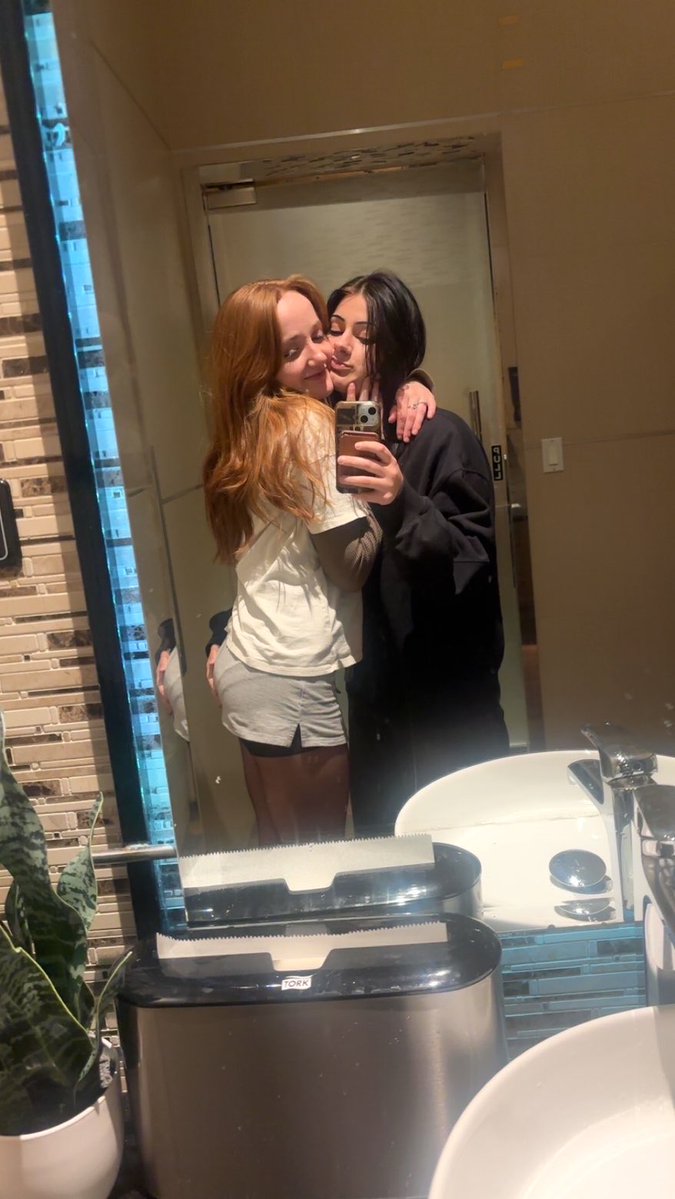 oliviaiguessss's tweet image. she is so perfect