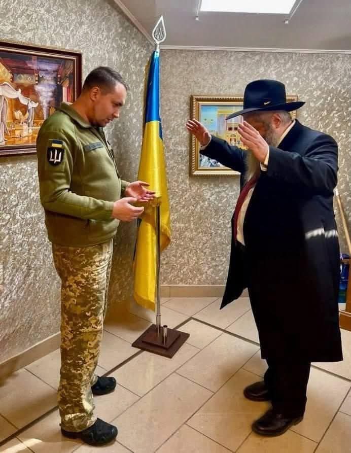 Lajka22's tweet image. Боже як овцам треба пастух в овечій шкурі. Вам щоб вірити в Бога Творца треба посередники? Чи вам хтось забороняє вірити в Бога, цікаво який в вас Бог банафет ? Той що вірять хасиди і мінор всюди напхали вам щоб качати енергію з вас.