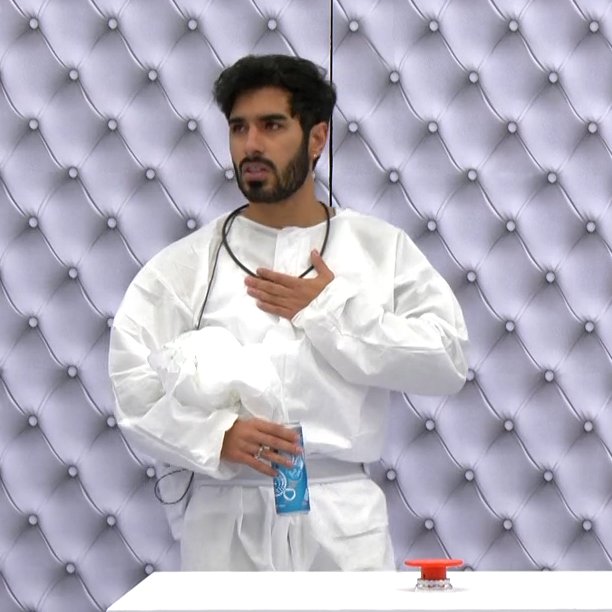 tracklist's tweet image. 🚨 Ricardinho é o primeiro participante a apertar o botão do Quarto Branco no #BBB26