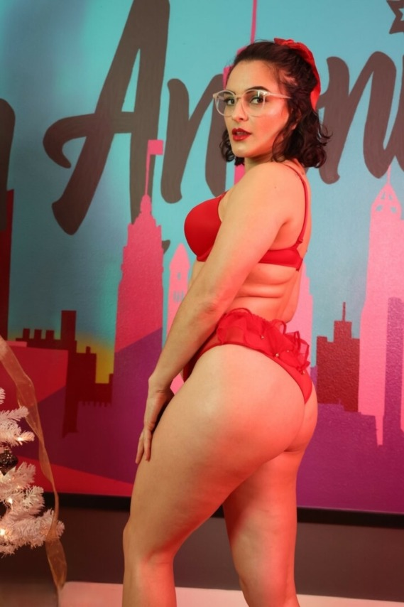 Wrestle_bait's tweet photo. hot local attention-starved MILFS in your area https://t.co/03b72VqN70