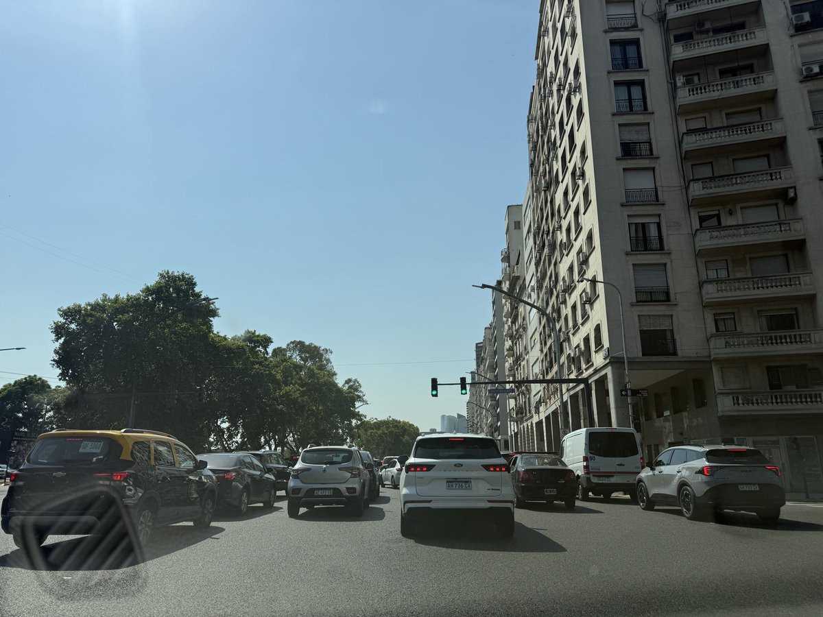 cohentomas's tweet photo. Cómo estás ? @jorgemacri como vienen esas vacaciones?
Hoy 9am (foto de Av Libertador y Callao). Me tomo 50 minutos hacer de Palermo a Retiro y ni un solo policía colaborando con el tránsito. Gracias por la gestión. https://t.co/2edpmRRwS2