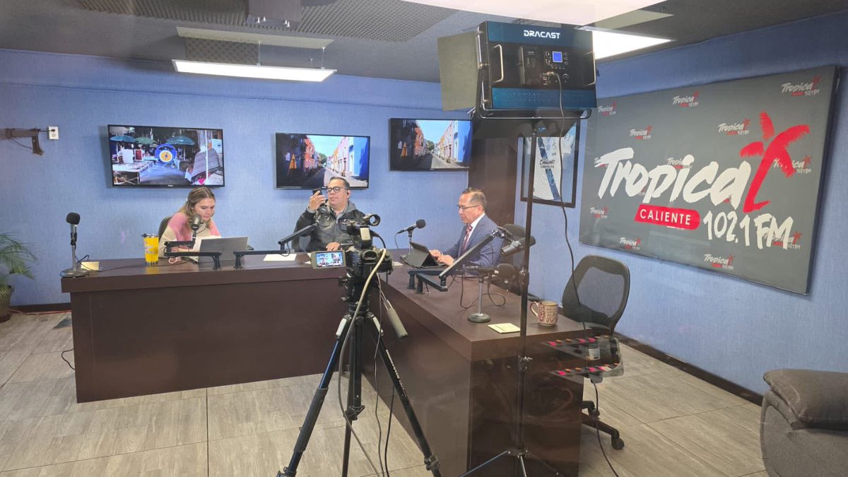 SPFAGobPue's tweet photo. 🎙📺 El subsecretario de Ingresos Marco Polo Sánchez Farfán @Marcosafa75 fue entrevistado en @atiemponot , donde explicó el tema del Control Vehicular y la Tenencia 2026. 🚗🗓

En beneficio de las familias poblanas, el @Gob_Puebla informa que las y los propietarios de vehículos que cumplan con sus obligaciones fiscales pueden acceder al 100 % de descuento en la Tenencia Vehicular mediante el pago del #ControlVehicular. 🤝

Para el ejercicio fiscal 2026, el costo del Control Vehicular es de 700 pesos, el cual deberá cubrirse dentro del periodo establecido para acceder al beneficio fiscal correspondiente. 💰📌

#PorAmorAPuebla #PensarEnGrande