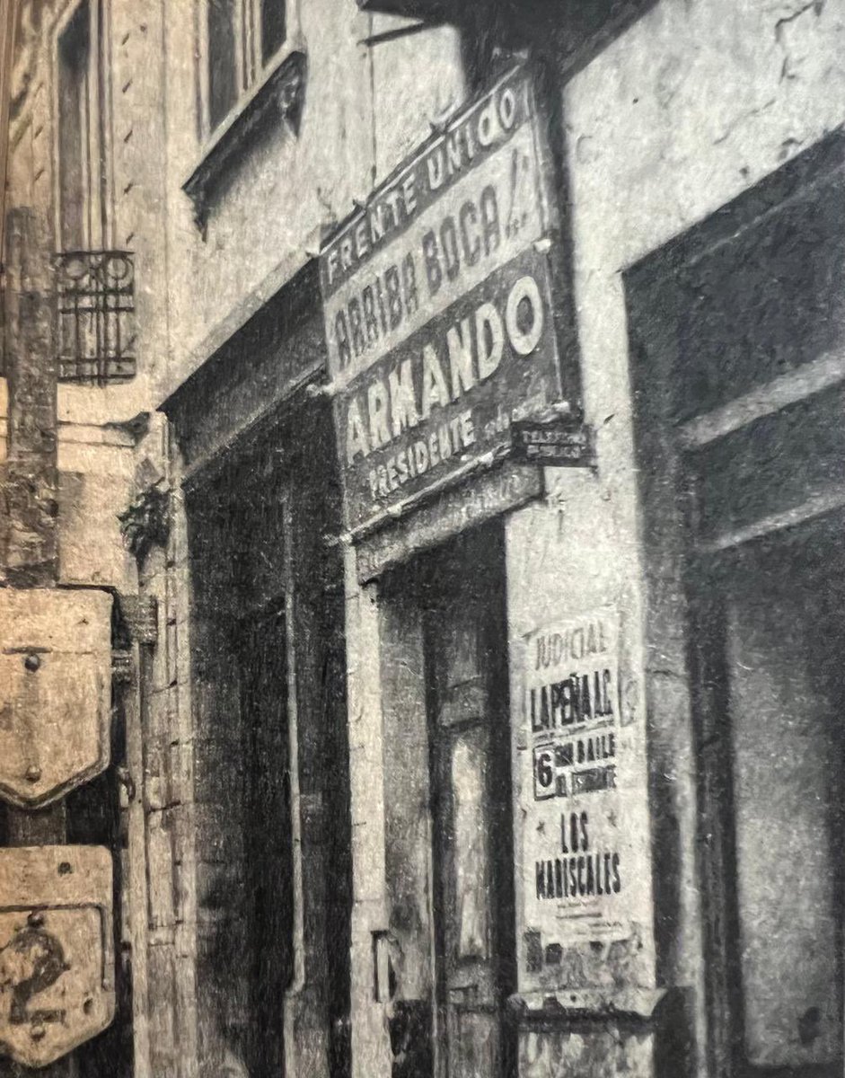 Cuando decimos “toda una vida alentando a estos colores”, es en serio.

Fotaza de fines de los años ‘50, y las calles del barrio ya sabían de nosotros.

ARRIBA BOCA
De puertas abiertas,
hace 75 años.
🇸🇪🇸🇪🇸🇪