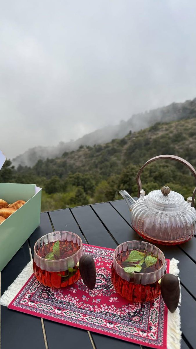 حن.الحنين.للبعيد.        والقلب.يبكي.شوق.وحنين.  أه.من.السنين.وكسرة الأيام.والعمر.راح في مهاب.الريح.يريت.الماضي يحن.ويجدد.ويقرب.البعيد.