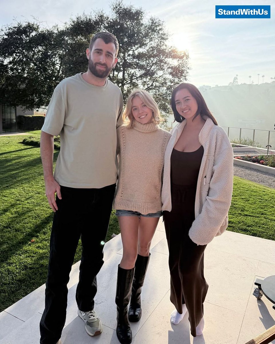 emilyfjacobs's tweet image. Sydney Sweeney poses with freed Israeli hostages Noa Argamani and Avinatan Or in a new photo from @StandWithUs 

Sweeney has been dating Scooter Braun, who befriended Argamani after her June 2024 rescue from Hamas captivity in Gaza, since last summer.