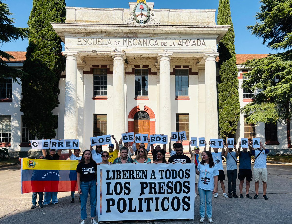 gg_alexand95764's tweet image. En Venezuela hay 2 argentinos en Desaparición Forzada, hoy desde este lugar nos unimos para alzar la voz por lo que siguen privados de libertad. 

Nahuel Agustín Gallo es inocente y aún lo mantienen en una tortura que ya se ha prolongado por 401 días. 

NO MÁS, CUMPLAN, tienen…