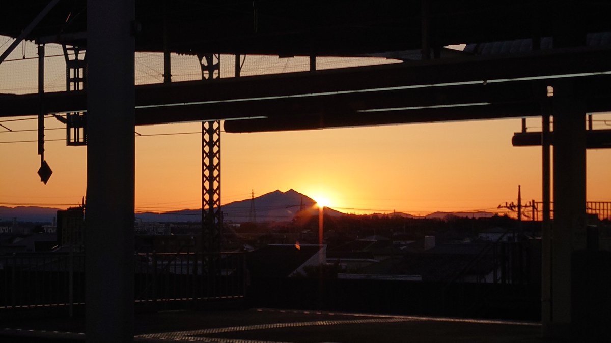 colovin86's tweet photo. 日の出時間が早くなっても太陽が筑波山の中心方向に移動していくので、日の出が遅くなっていく😅
#栃木市 https://t.co/4FUbPMLd7l