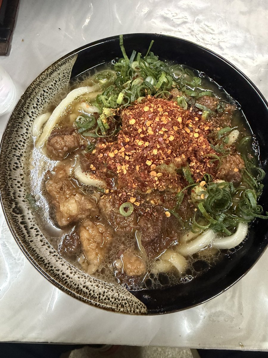 9oooggg's tweet photo. 肉肉の中
麺硬め ネギと生姜多めで頼んで

机の上にある 唐辛子と醤油をバッチバチ
掛けて食うのが美味い https://t.co/o6h2KjHnYQ