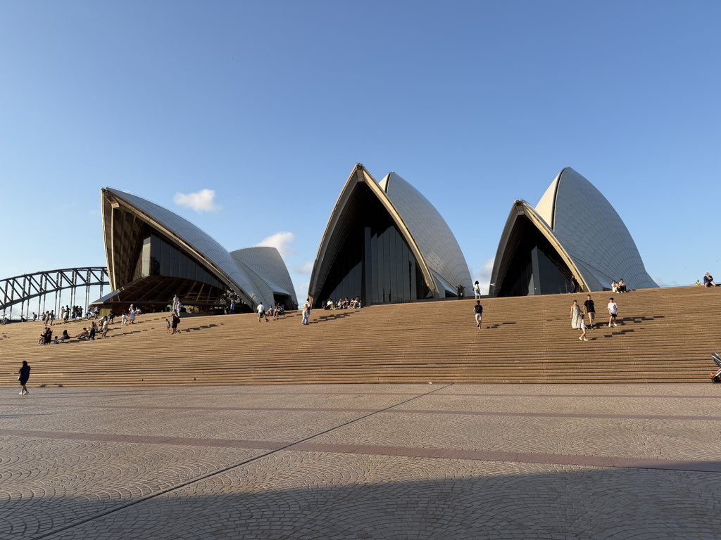 palmiecat's tweet image. I’m alive btw I’m just touching grass kinda (I’m at an esports tournament LMAO)