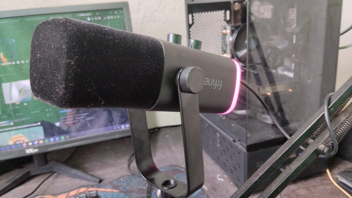 OVictorGodoii's tweet image. bem fifine am8 ao setup, edição de vídeos muito obrigado