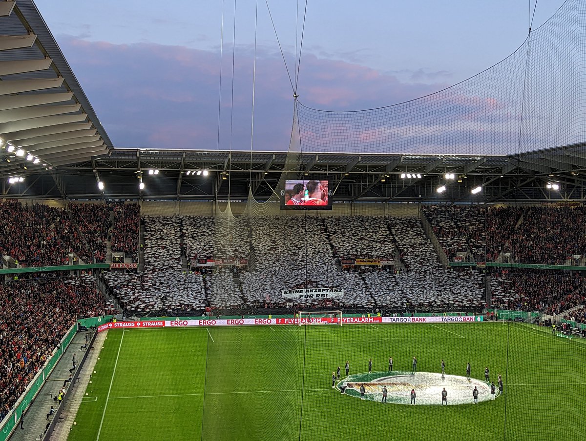 Schorsch92's tweet photo. #MatchDay der @scfreiburg e.V. muss heute bei einem Werbekonstrukt antreten #RBLSCF #DOSENSCF #neinzuRB https://t.co/MWuNtG8tn2