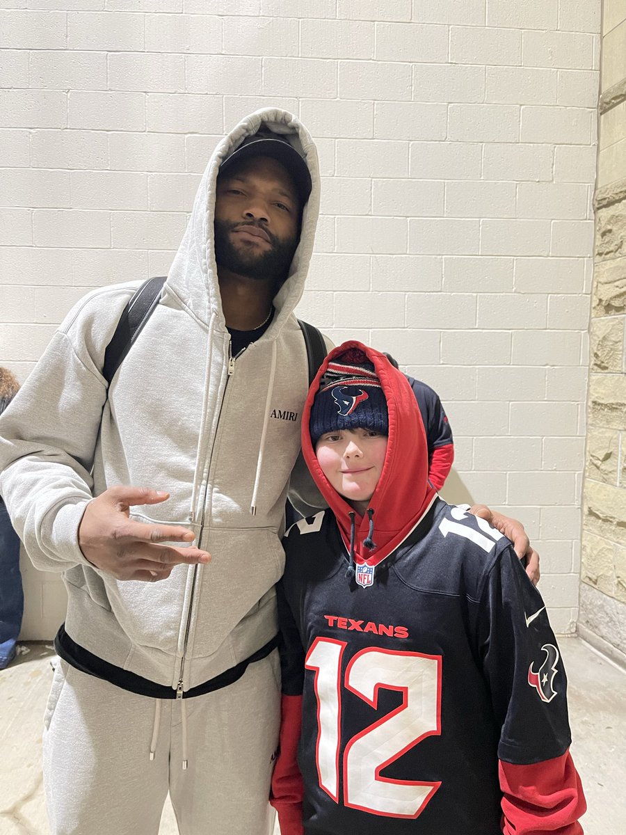 macook32's tweet image. Big Shoutout to @lbg_nico7 for greeting my son and signing his stuff after the game last night!! Taking the time for your fans after sustaining an injury is very selfless, much respect 🤘🏻 @HoustonTexans