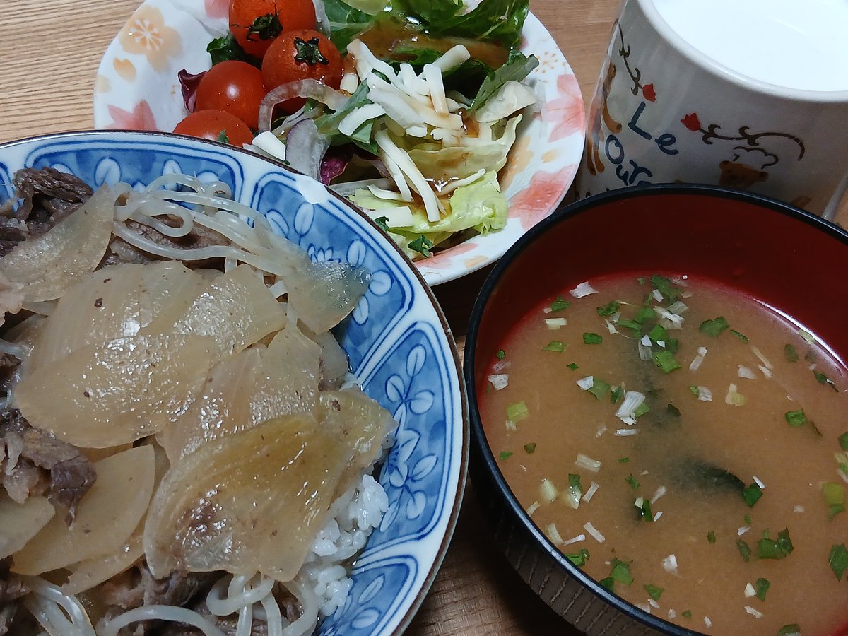 朝食　牛丼、みそ汁、サラダ、牛乳