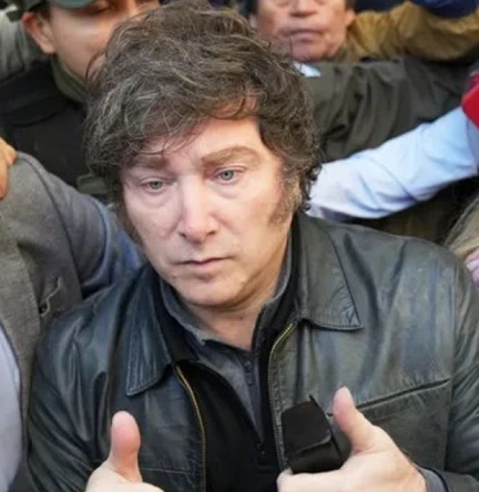Ella equipó a cuatro brigadas con motobombas, ropa de trabajo, mangas, lanzas y herramientas forestales para combatir los incendios.
Él desfinanció todo el sistema de lucha contra el fuego y se quedó con la plata que era de los bomberos.
María BCRA > Javi Depósito