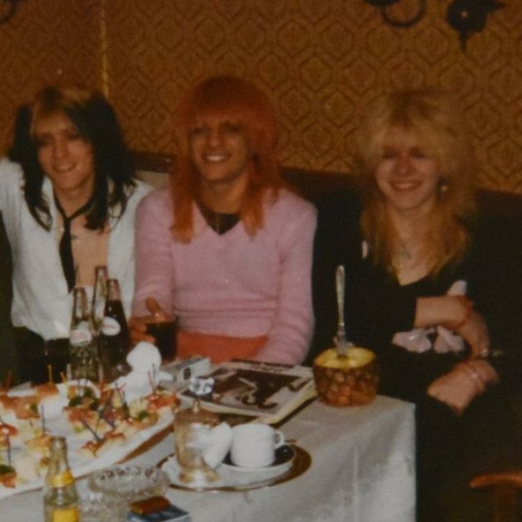 I love their smiles and the fact that David stabbed a pineapple for no good reason 😁💖