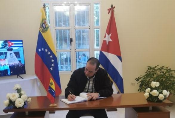 🇨🇺 Con profundo dolor rendimos homenaje a quienes perdieron la vida en los lamentables sucesos ocurridos en la hermana Venezuela.
En nombre de los trabajadores de #Salud y del <a href="/MINSAPCuba/">Ministerio de Salud Pública de Cuba</a>, transmitimos las condolencias a familiares y amigos de los caídos, muchos de ellos cubanos.