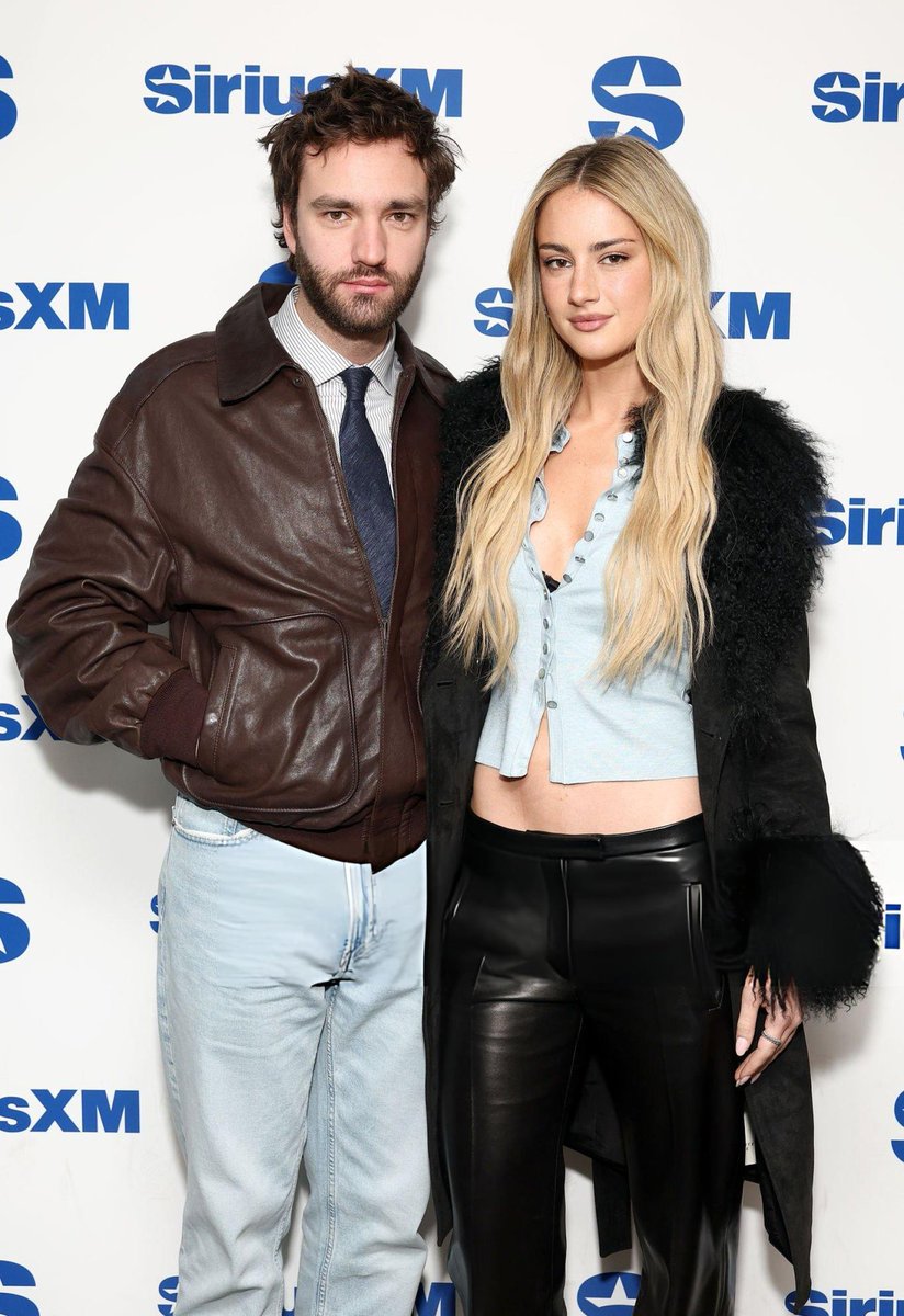 GVPNation's tweet image. Grace Van Patten and Jackson White doing press promo for #tellmelies with the cast on SiriusXM's 'The Morning Mash Up'

Photographed by Cindy Ord