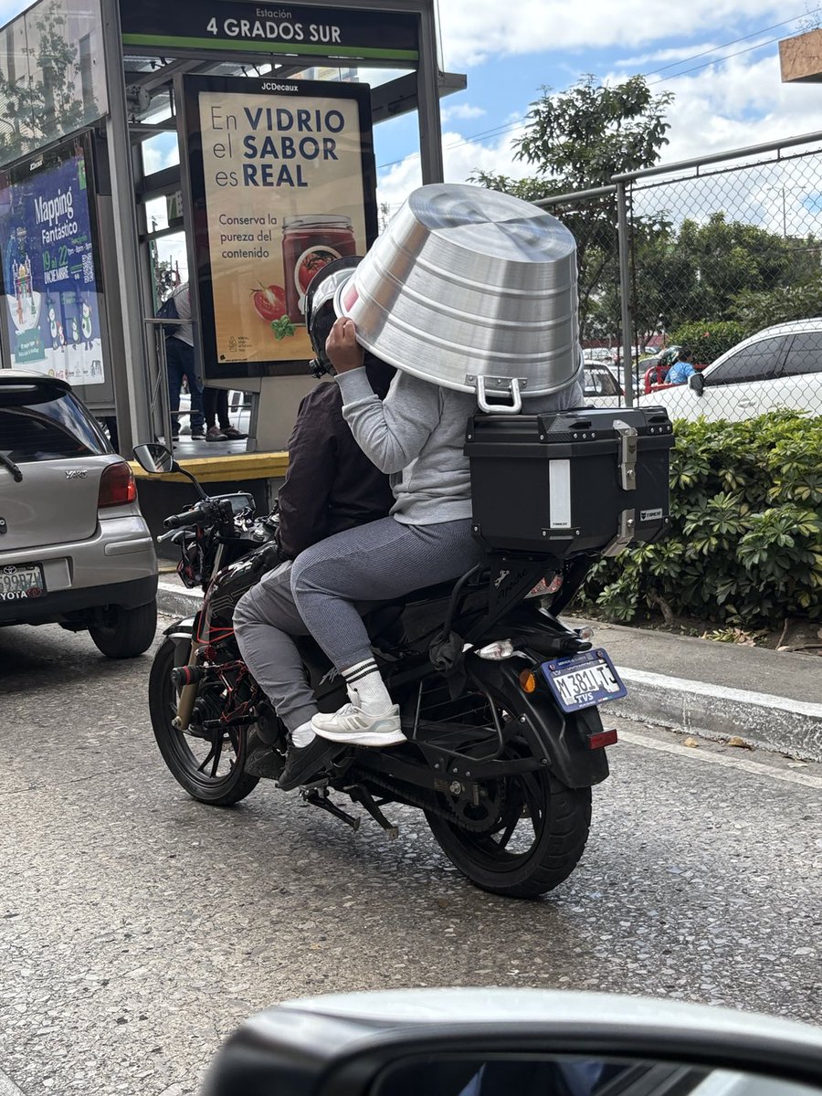 Que no se diga que los motoristas “no usan casco”!