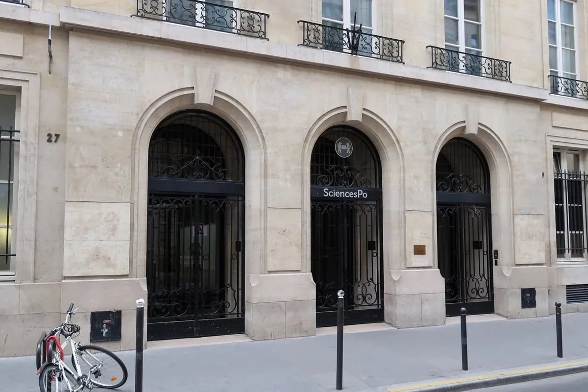 LaurentDBE's tweet image. Impressionnante manifestation des étudiants de Sciences Po pour soutenir les Iraniens persécutés.