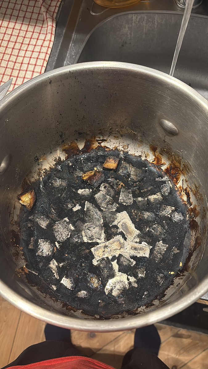 kenzosimplement's tweet image. j’me suis endormi pendant que mes patates chauffaient comment vous dire que je me suis fait réveillé par l’odeur du charbon