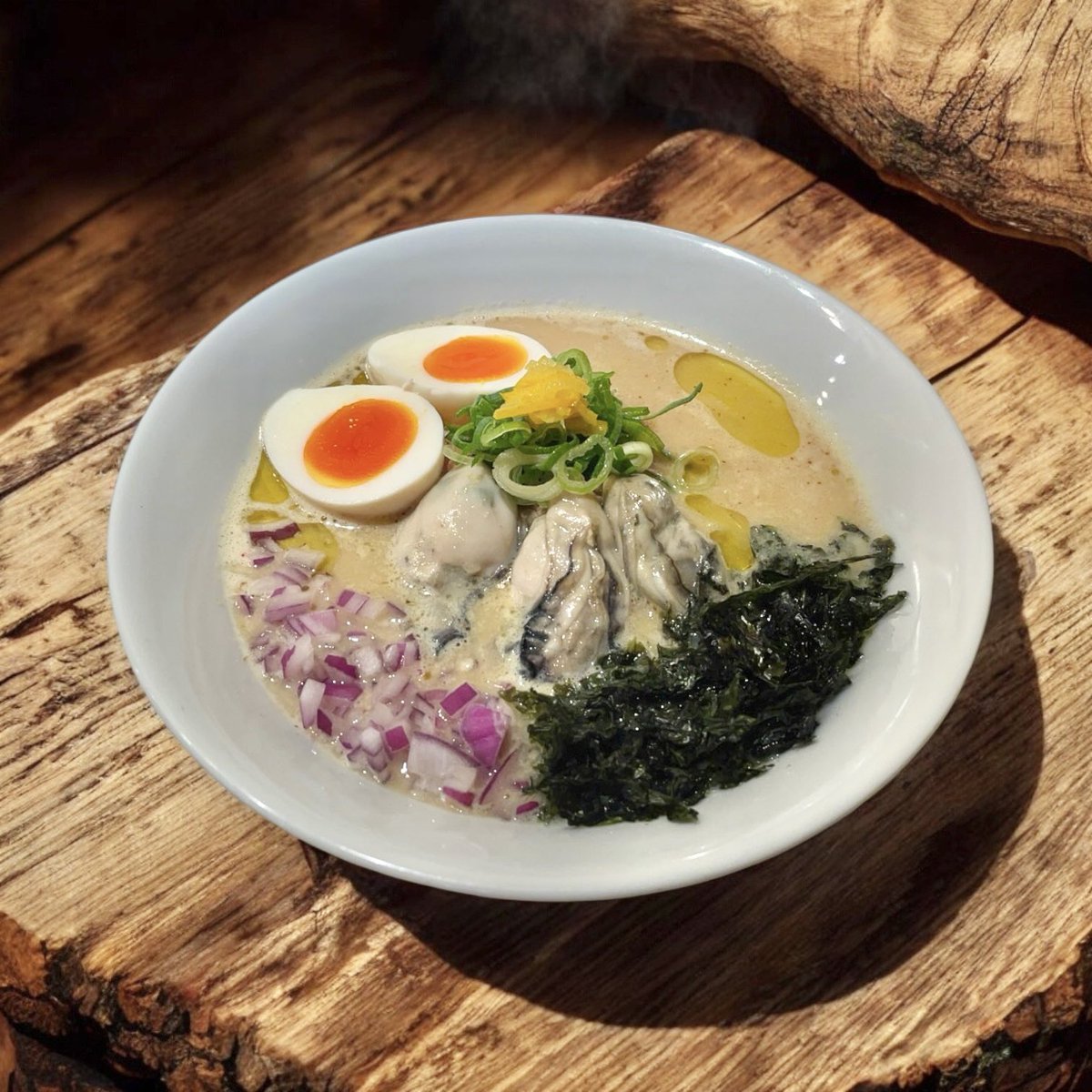 【今月の限定麺。牡蠣味噌ラーメン】

今月のTHANKの限定麺は、
牡蠣味噌ラーメンです。

プリプリの牡蠣に、
3種類の味噌をブレンドしたTHANK特製の味噌ダレ。
牡蠣の旨みがスープにじんわり溶け込み、
ひと口ごとに、冬らしい深みを感じていただける一杯に仕上がっています。
