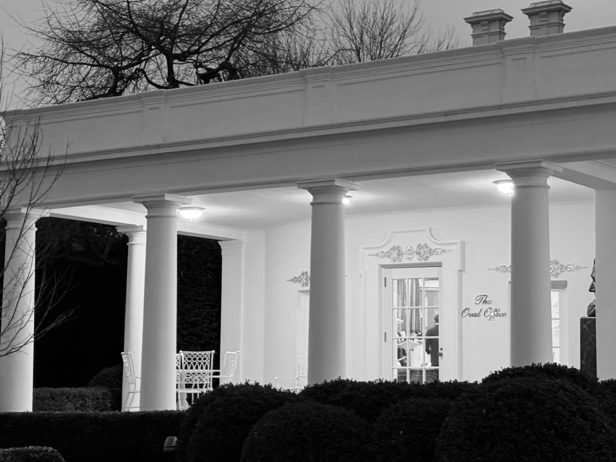 visegrad24's tweet image. BREAKING:

White House correspondent Kellie Meyer reports that Trump made a last-minute decision to return to the Oval Office instead of the residence and is now reviewing a report.