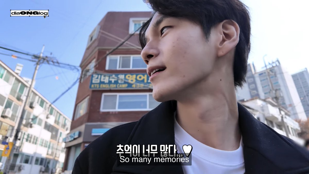 Vlog พาทัวร์บ้านเกิดที่เจ้าตัวตื่นเต้นกว่าใคร ชี้บอกว่าตรงไหนมีเรื่องราวยังไง เล่านู่นเล่านี่ในวัยเด็กให้ฟัง แล้วพี่องดูมีความสุขมาก ยิ้มตามทั้งคลิปเลย แฮปปี้องแฮปปี้วีโร 🫶🏻🫶🏻