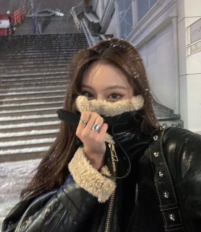 WhiteAlchemist's tweet image. 友達から誘われた映画のチケットが1800円もする 🧑