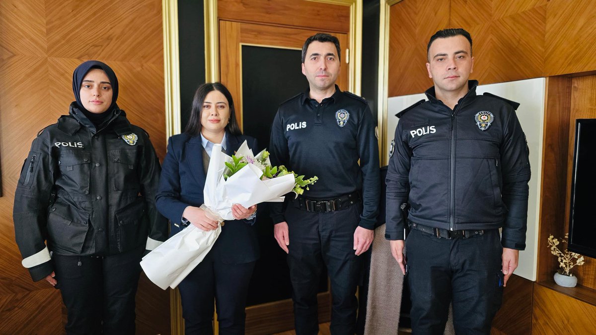 10 Ocak İdareciler Günü münasebetiyle Emniyet Amiri ve beraberindeki Emniyet personelleri Kaymakamımız Sn. Rumeysa GÖRENTAŞ”ı ziyaret ederek, İdareciler Günü”nü kutladı.