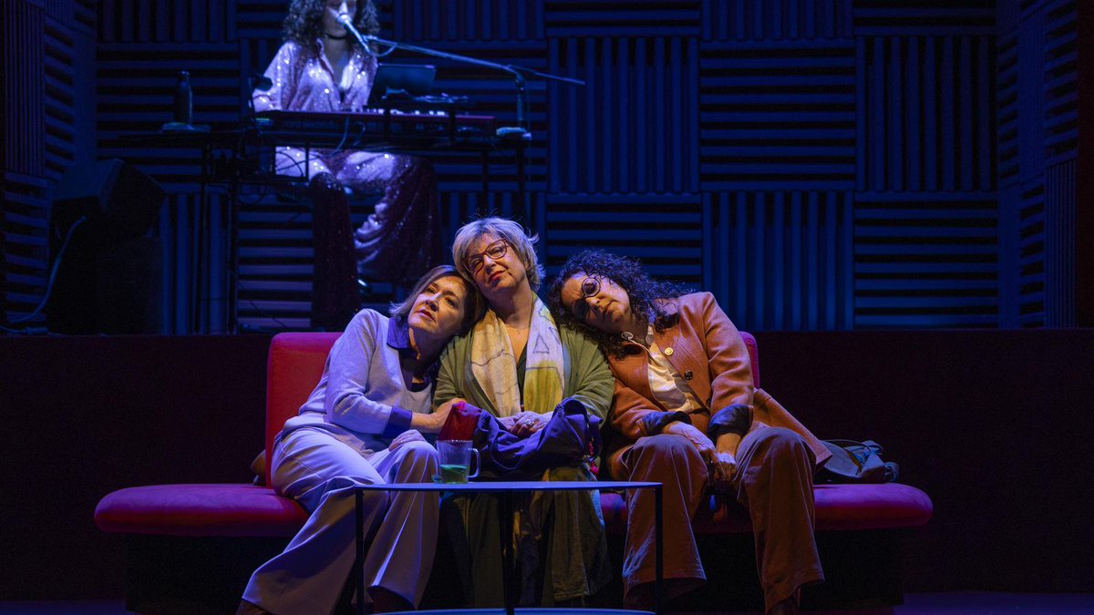 cornabou's tweet image. Crítica teatral: Suïssa és bona si la bossa sona. Reposició de l'obra «Les bàrbares», de Lucía Carball, amb Berta Gratacós, Francesca Piñón, Cristina Plazas i María Pujalte. Teatre Borràs. Crítica de l'estrena en pòdcast tuit.cat/pMK73 o text tuit.cat/9dRzH