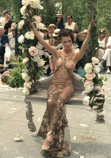 Rayner_1's tweet image. Shalom Harlow Christian Dior SS 1997 / Jennifer Lawrence Golden Globes 2026 ✨