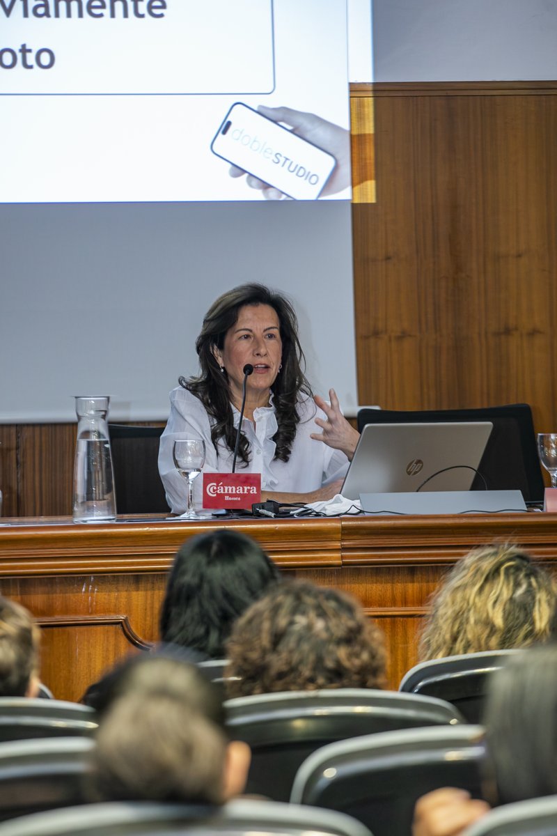 doblestudio's tweet photo. Esta mañana hemos disfrutado dando una charla de formación sobre fotografía con móvil, dirigida a empresas de Huesca.

Con nuestra especialista en comunicación corporativa y gestión de proyectos, Rosa Casbas. Gracias @camarahuesca 

@comerciohuesca @aytohuesca https://t.co/lj5XFxAIji