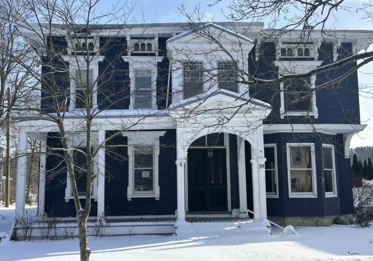 oldhouseunder50's tweet image. $190,000
#NewYork #Italianate boasting two #fireplaces, hardwood floors, exquisite custom molding, and charming character throughout. . oldhousesunder50k.com/c-1860-new-yor…