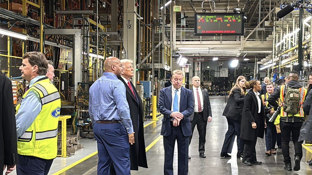 EdwardLawrence's tweet photo. President Donald Trump says he would like the price of oil $53 a barrel. #Oil #Trade https://t.co/plpPHKp89J