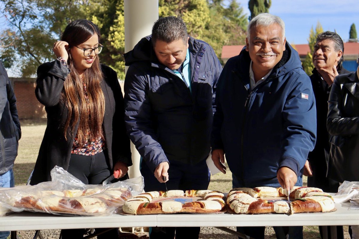 Visitamos la Telesecundaria Lázaro Cárdenas de Santa Martha Hidalgo, donde escuchamos sus necesidades y revisamos los proyectos que hemos realizado, como el techado. 
Asimismo, compartimos roscas para desear un feliz inicio y regreso de año