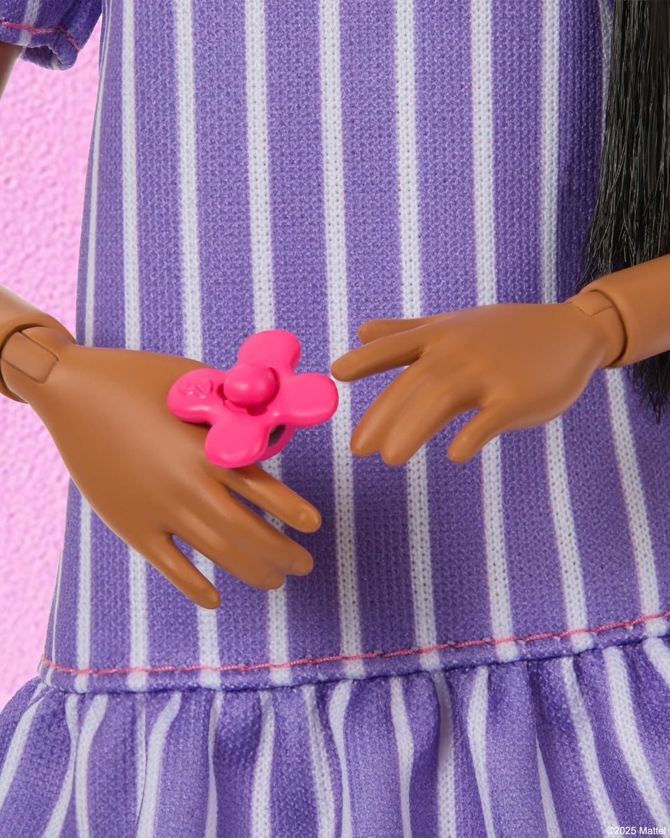 exatv's tweet image. Exanautas @Mattel presentó oficialmente su primera @Barbie autista 🩷✨
Esta muñeca fue desarrollada durante más de 18 meses en colaboración con la Autistic Self Advocacy Network (#ASAN), con el objetivo de representar experiencias comunes dentro del espectro autista y fomentar…