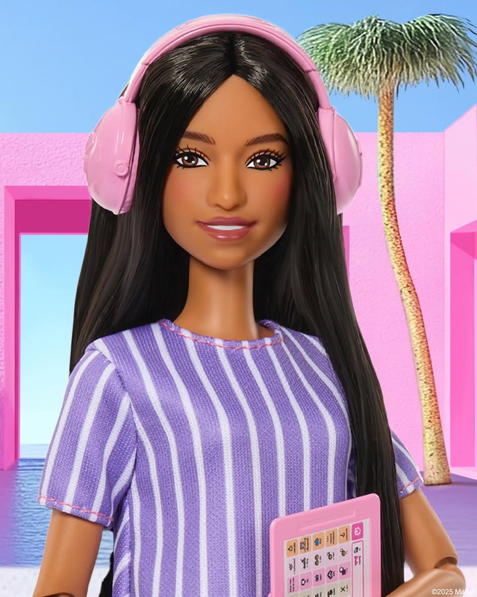 exatv's tweet image. Exanautas @Mattel presentó oficialmente su primera @Barbie autista 🩷✨
Esta muñeca fue desarrollada durante más de 18 meses en colaboración con la Autistic Self Advocacy Network (#ASAN), con el objetivo de representar experiencias comunes dentro del espectro autista y fomentar…