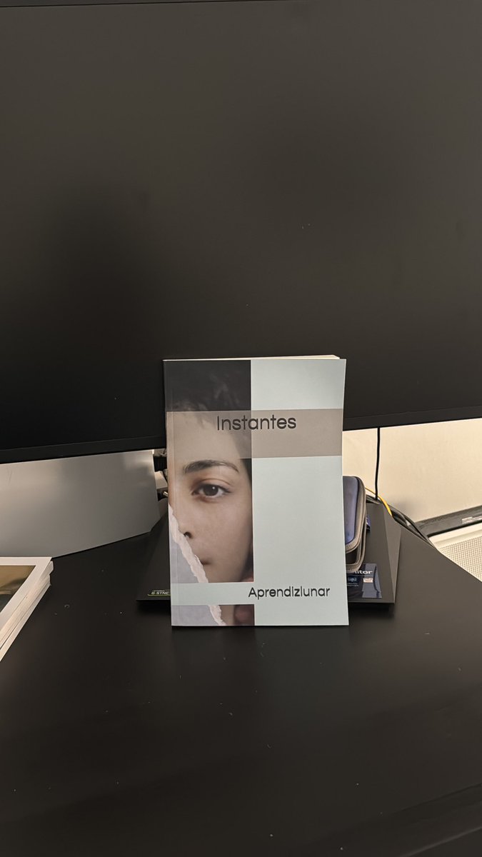 Hoy me ha llegado “Instantes”<a href="/Aprendizlunar/">Mar 🎼🎶👁️📚</a>  el libro de Mar, y aún con el papel entre las manos ya se siente lo que trae: palabras que abrazan lo que sentimos y lo convierten en alivio.
Hay libros que no se presumen: se agradecen.
Felicidades, Mar. Me alegra verte materializar