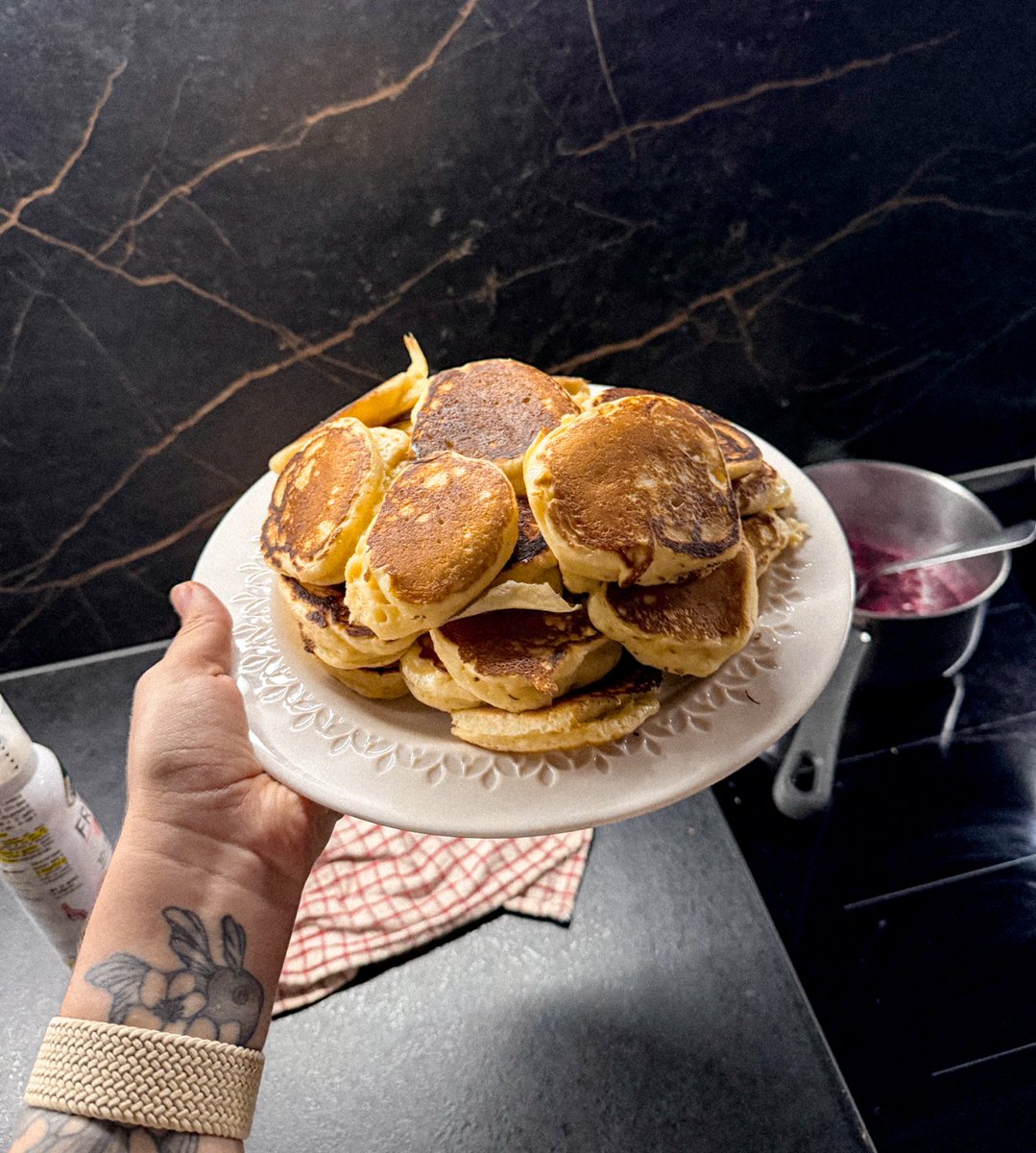 жінка хотіла оладок - жінка зробила оладок 
ще й з вишневим конфітюром будуть 🤤